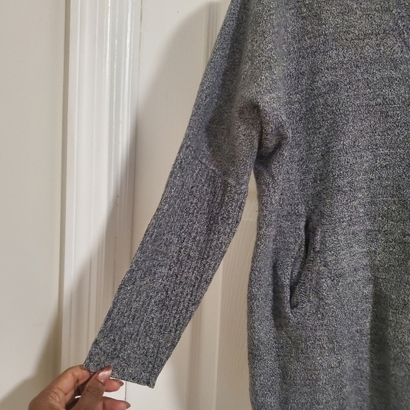Aritzia Babaton Oversized V-Neck Sweater Front Pockets Dark Gray Size XXS/XS - Picture 3 of 9